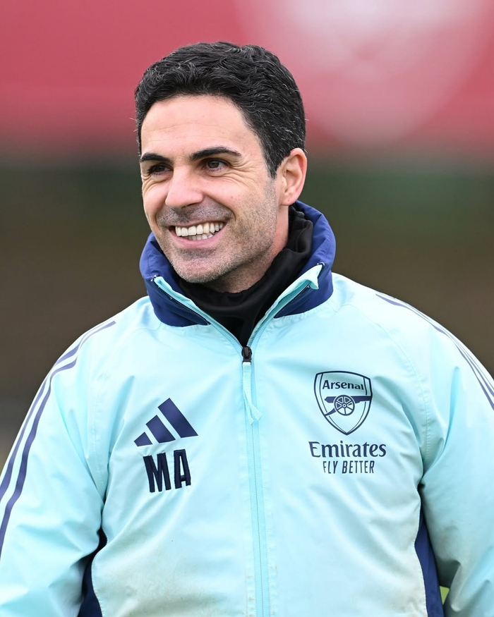 阿利亚迭雷父子分别身穿皇马与阿森纳球衣，晒出对弈图片（阿利亚迭雷父子身披皇马与阿森纳战袍，分享对弈照）