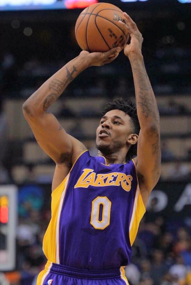 阿方索-戴维斯今日恢复部分合练，为接受手术以来首次（阿方索-戴维斯今日术后首次参加部分合练）