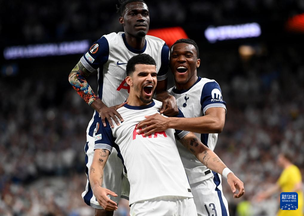 足球国足门将扑出关键点球，助球队惊险取胜（国足门将神扑关键点球，助球队险胜告捷）