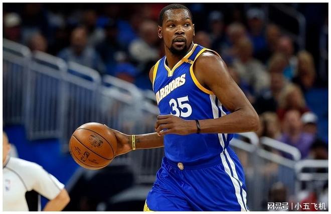 外媒：下赛季欧冠联赛阶段用球将采用白+薄荷绿+紫创新配色（外媒称：下赛季欧冠联赛阶段比赛用球将启用白、薄荷绿与紫全新配色）