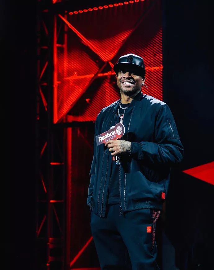 广州小学生观战轮椅篮球赛为运动员加油（广州小学生现场观赛为轮椅篮球运动员加油）