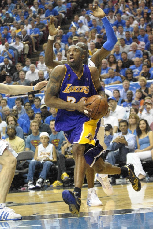 势大力沉！鄢手骐上篮不中 奥利弗跟进双手暴力补扣（气势如虹！鄢手骐上篮打铁 奥利弗跟进双手重磅补扣）