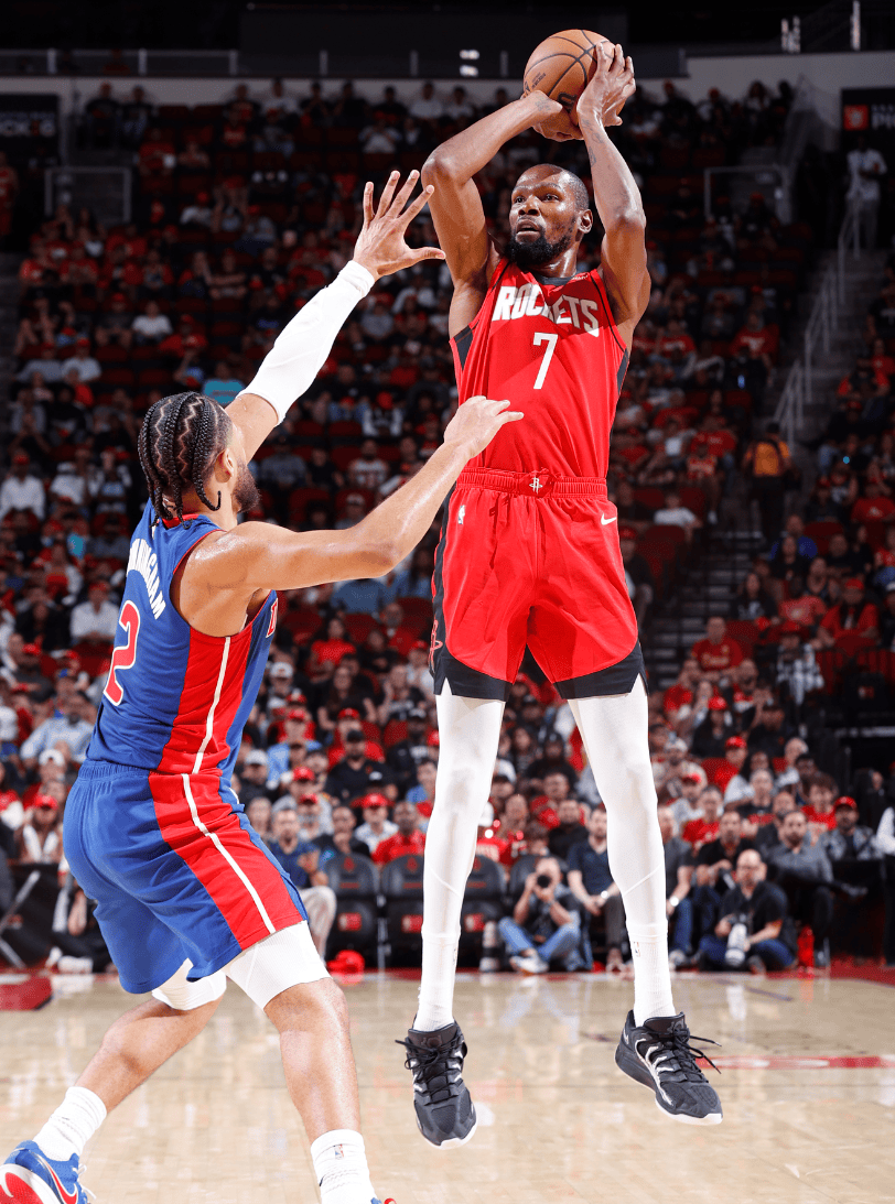 记者：斯卡洛尼将带着大力神杯参加世界杯抽签仪式（据记者报道，斯卡洛尼将携大力神杯出席世界杯抽签仪式）