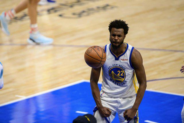 身手全能！大卫·詹姆斯半场8中4拿到13分7板6助 罚球4中3（全能表现！大卫·詹姆斯半场13分7篮板6助攻，投篮8投4中、罚球4罚3中）