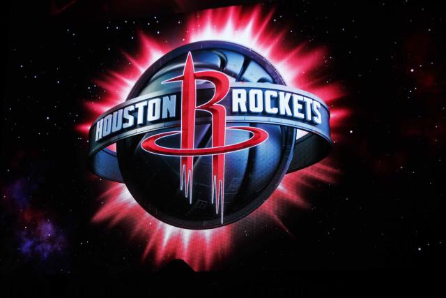 暖心举动在倾盆大雨中，突尼斯球员们把自己的外套脱下来给球童（暴雨中突尼斯球员脱下外套为球童披上，暖心一幕）