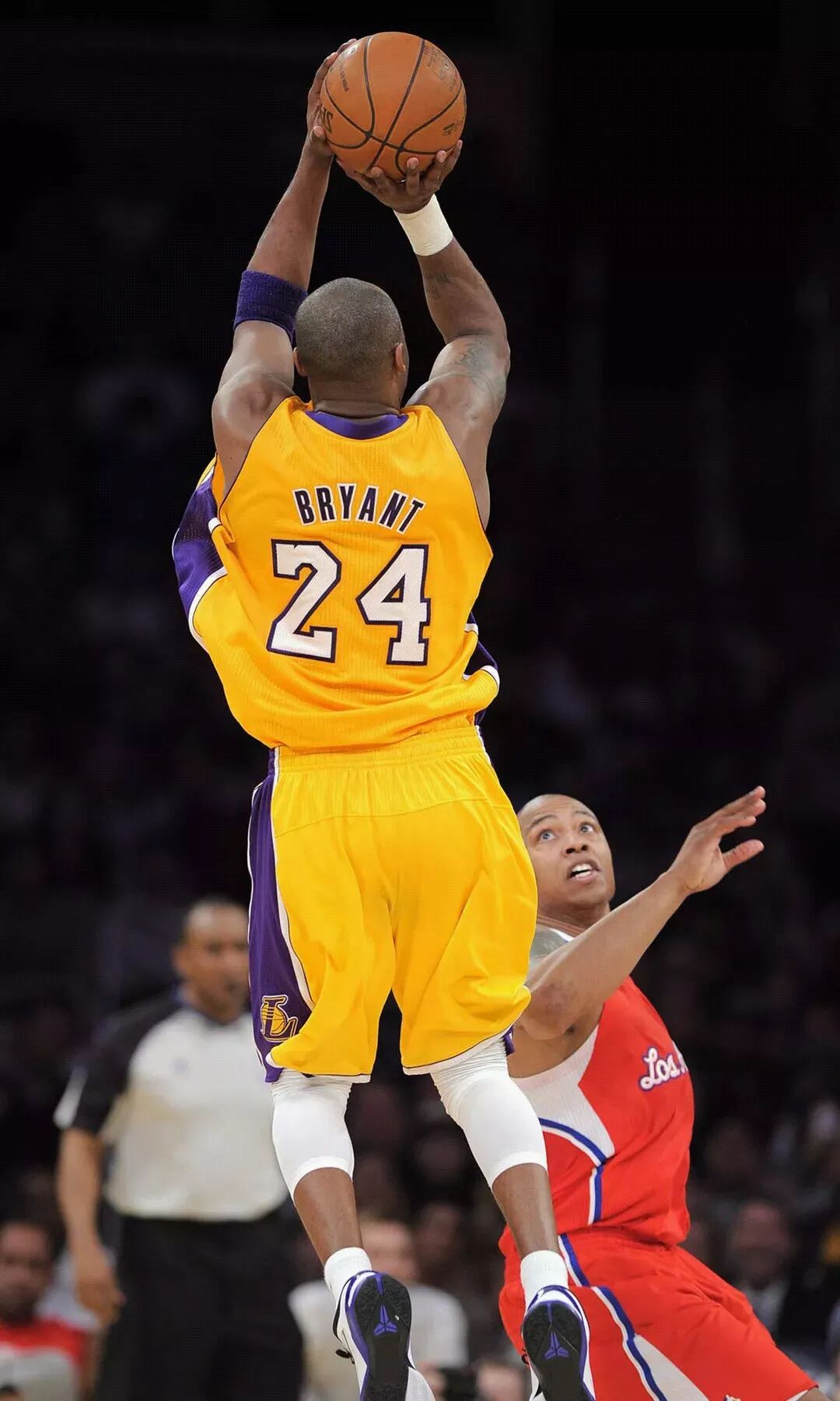 阿森纳以2-0击败布伦特福德，扩大领先优势，巩固争冠地位。（阿森纳2-0力擒布伦特福德，拉大分差稳固争冠优势）