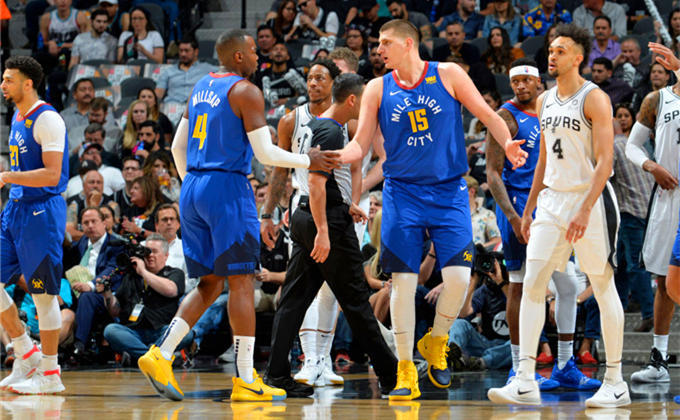 比赛中阿尔特塔挡在了波罗发界外球的路线上，双方爆发冲突（阿尔特塔干扰波罗掷界外球，双方场边爆发冲突）