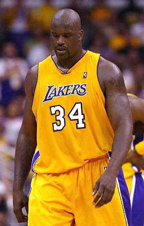 篮球CBA赛场出现冲突，裁判提前终止比赛（CBA赛场爆发冲突，裁判提前吹停比赛）