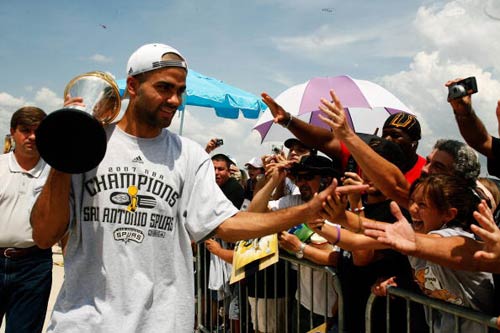 梅西数据：送出39次传球贡献1次助攻，全场未能射门（梅西本场数据：39次传球1次助攻，全场零射门）