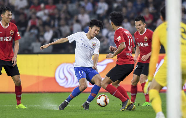 足球国足新星连续两轮破门，迅速走红（国足新秀两轮连破门，火速走红）