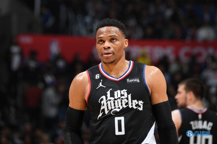 记者：蒯纪闻左臂疑似骨裂，刘浩帆膝盖内侧副韧带出现伤病（据报道，两名球员受伤：一人疑似左臂骨裂，另一人膝内侧副韧带受损）