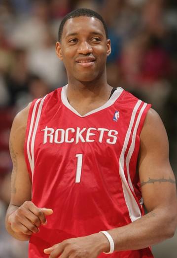 攻防一体！青岛外援米奇半场贡献15分6板4帽（攻守兼备！青岛外援米奇半场15分6篮板4封盖）