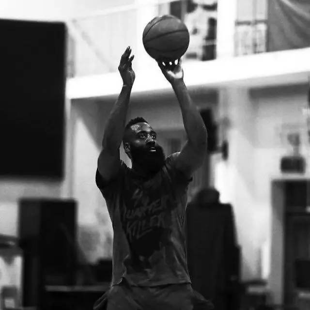 跟队记者：对阵巴萨赛前，蓝军主场外将竖立“寒王帕尔默”冰雕（随队记者：巴萨战前，切尔西主场外将立“寒王帕尔默”冰雕）