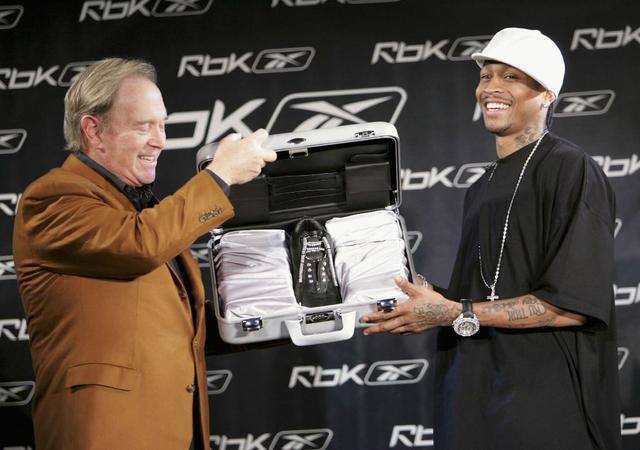 利物浦当地的阿诺德纪念壁画被破坏，记者：工作人员正在修复（利物浦阿诺德纪念壁画遭破坏，记者称修复工作已展开）