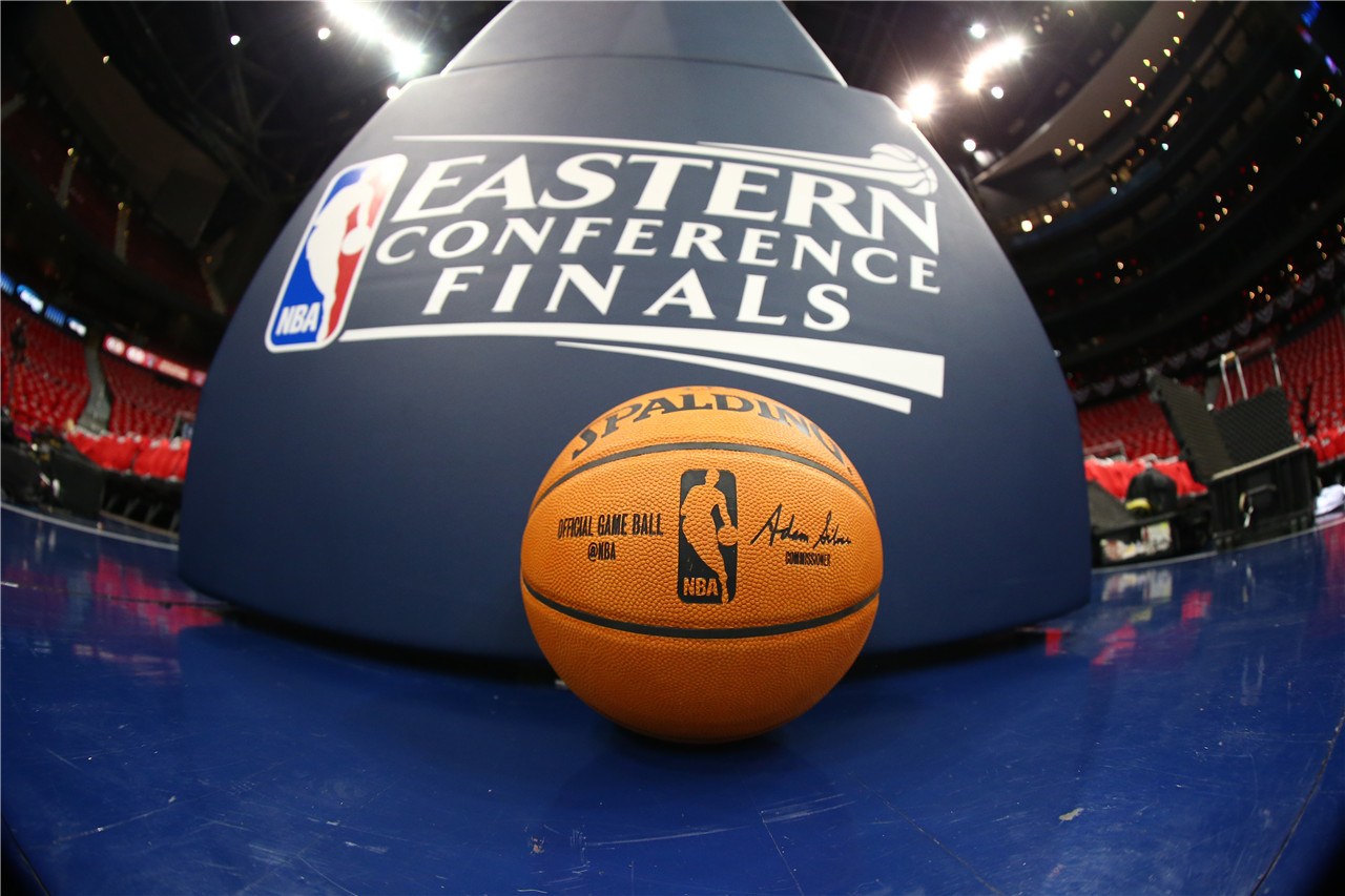 重庆铜梁龙冲超成功，重庆足球时隔4个赛季重返中超联赛（重庆铜梁龙成功升入中超，重庆足球时隔四年重返顶级赛场）