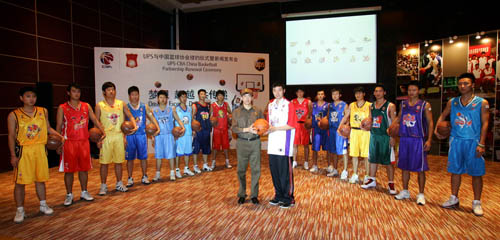 CBA俱乐部杯-北京首钢下半场哑火 青岛狂胜31分（CBA俱乐部杯：北京首钢下半场哑火，青岛31分大胜）