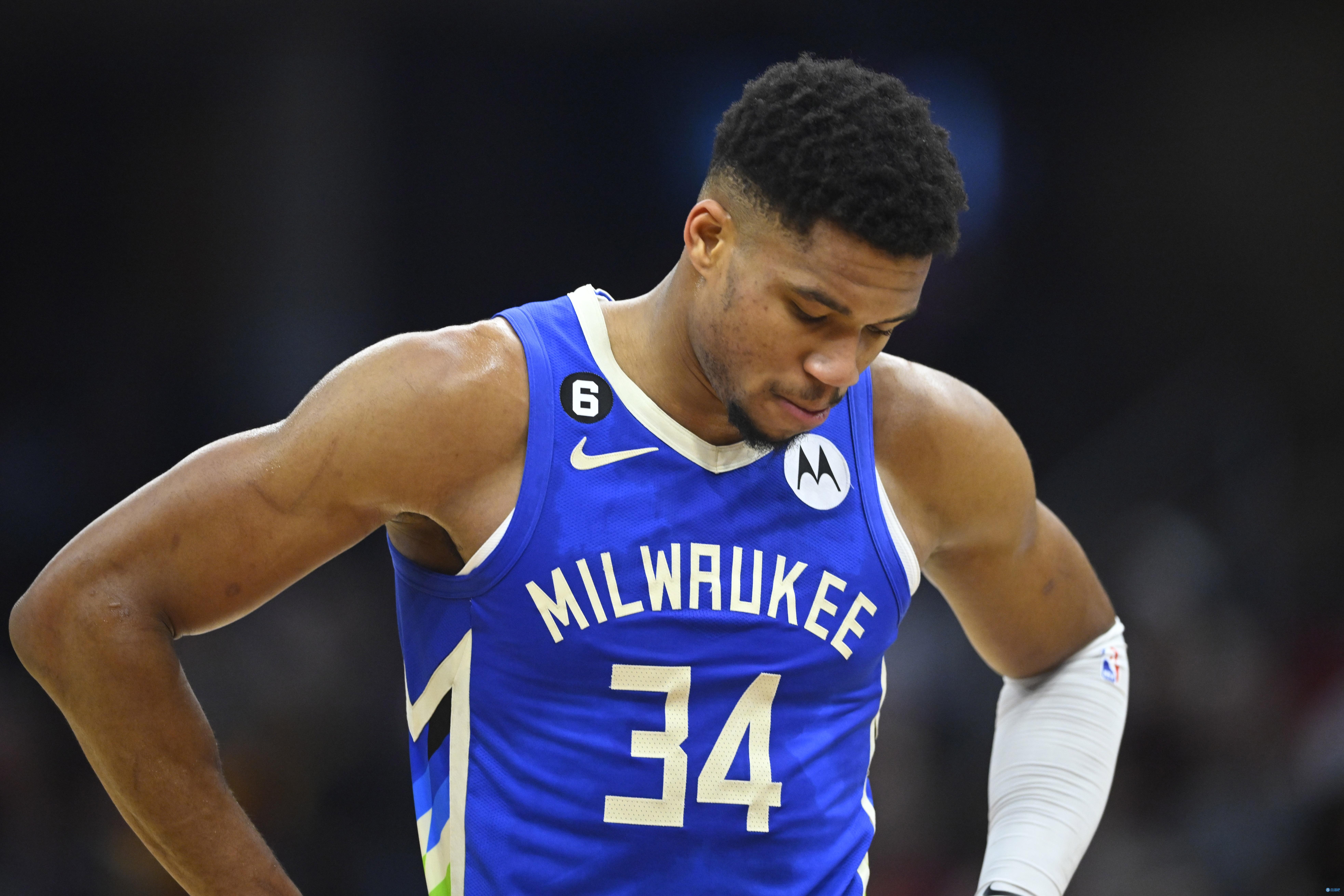 杜兰特篮下强打稳定胜局（杜兰特内线强攻锁定胜利）