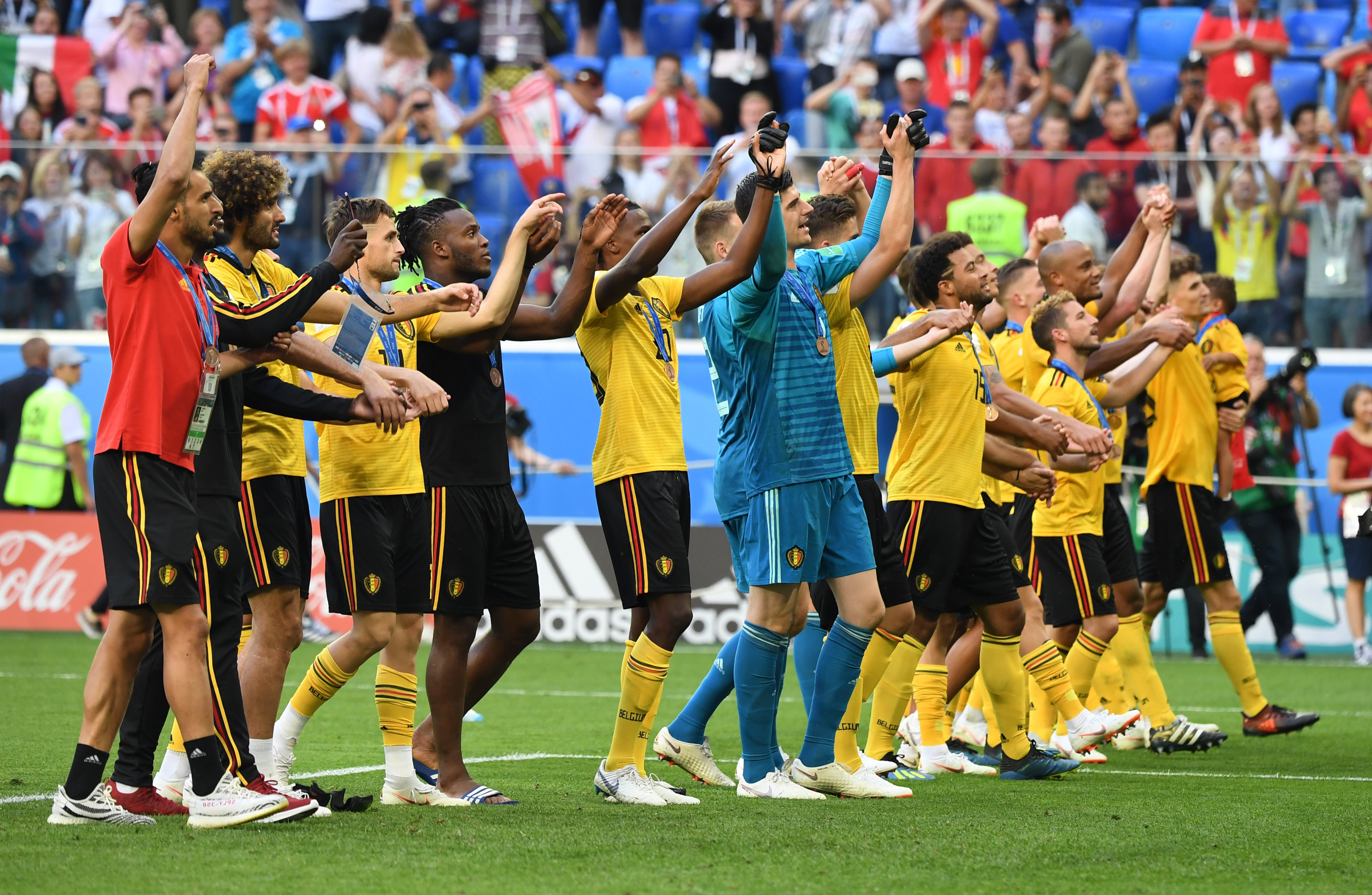 姆伯莫不想让曼联和喀麦隆起冲突，决定让二者商讨回国时间（为避免曼联与喀麦隆冲突，姆伯莫决定由双方协商回国时间）