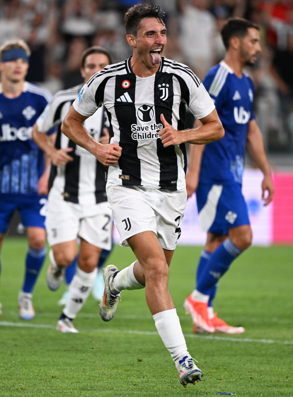 海兰德展现精湛技艺，突破低手分球技惊四座（海兰德秀出高超球技，突破后低手妙传惊艳全场）