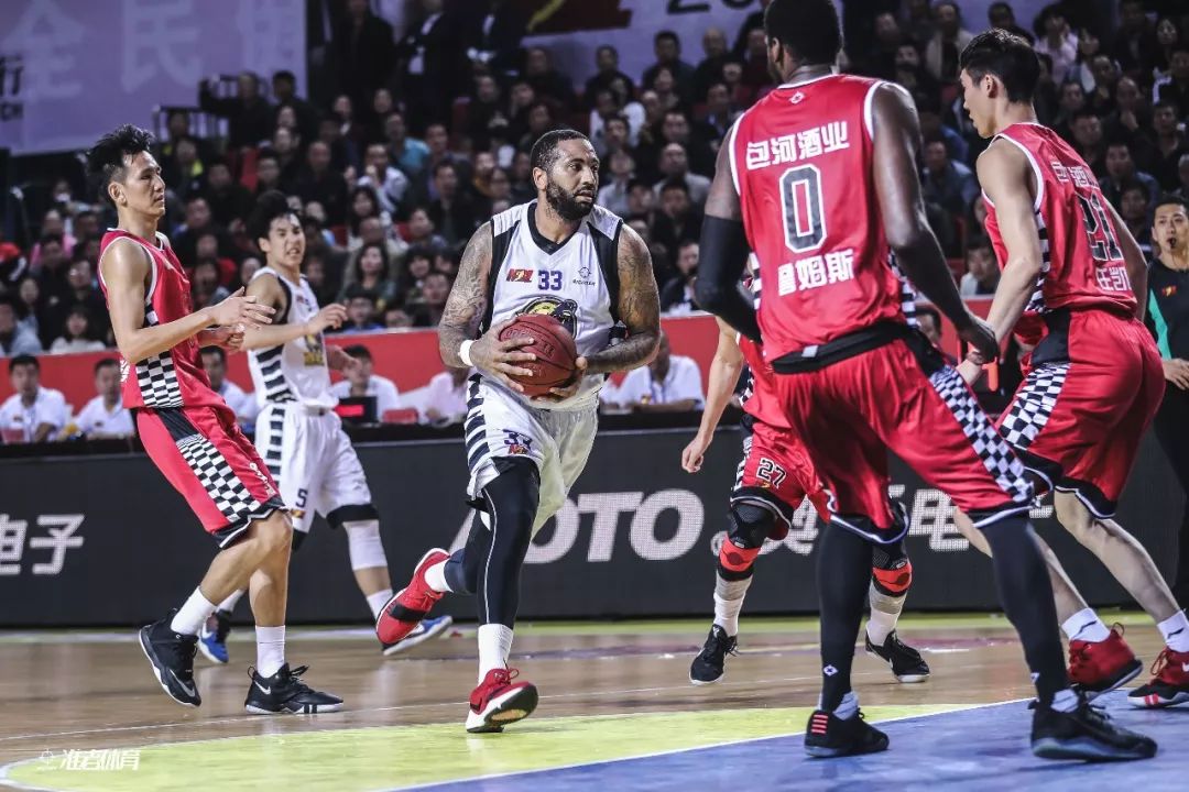 中超俱乐部欠薪问题严峻，准入审核难度大，职业化进程仍不完善。（中超俱乐部欠薪普遍，准入门槛提升，职业化建设仍待完善）